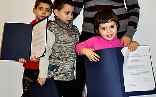 Trójka dzieci z Donbasu otrzymała karty stałego pobytu
